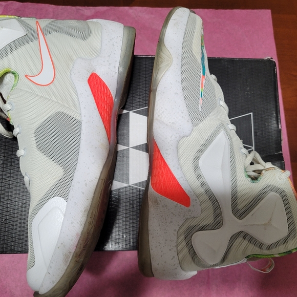 LeBrons Size 7y /8.5 womens - Picture 6 of 8